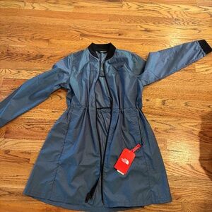 Women’s North face size small never worn windbreaker with cinched waist per.
